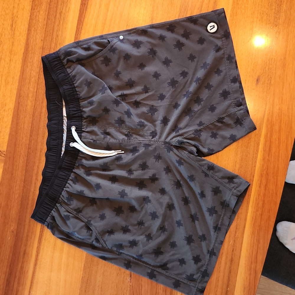 Vuori Kore Shorts - Men's size XL